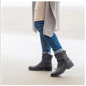 BORN Cross- Tobacco Distressed Boots